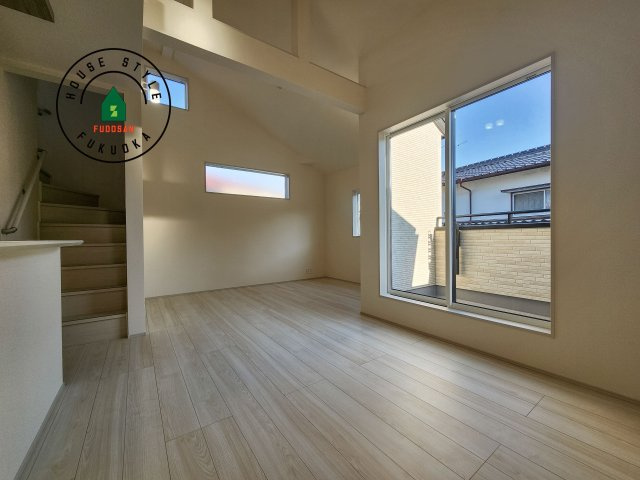 福岡市早良区飯倉3丁目第1-2棟(2号棟)の居間・リビング|キッチンからリビングをしっかり確認できます。家族の笑顔があふれる空間になりそうですね。