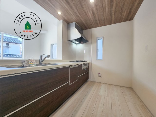 福岡市早良区飯倉3丁目第1-2棟(2号棟)のキッチン|ダイニングテーブルへの配膳がラクラク、お料理はかどるカウンター付きシステムキッチン！