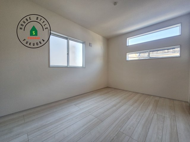 福岡市早良区飯倉3丁目第1-2棟(2号棟)の洋室|和室を上手に活用すると暮らし方の幅が広がります。例えば普段は開け放して、子供の小さいうちはお昼寝や遊びのスペースに。畳はソフトなので転んでもケガをしにくく安心です