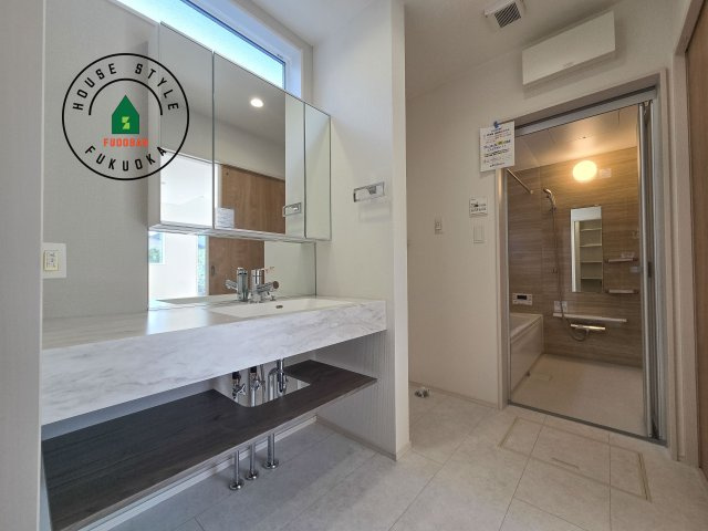 糟屋郡須恵町新原第1-2棟(2号棟)の脱衣所|ゆとりの洗面スペースで朝の身支度もスムーズに。暮らしを快適に変えるシャワー付洗面台です！