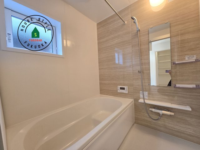 糟屋郡須恵町新原第1-2棟(2号棟)の浴室|1日の疲れを癒してくれる広々バスルーム。雨の日のお洗濯にも大活躍な浴室乾燥機付です！