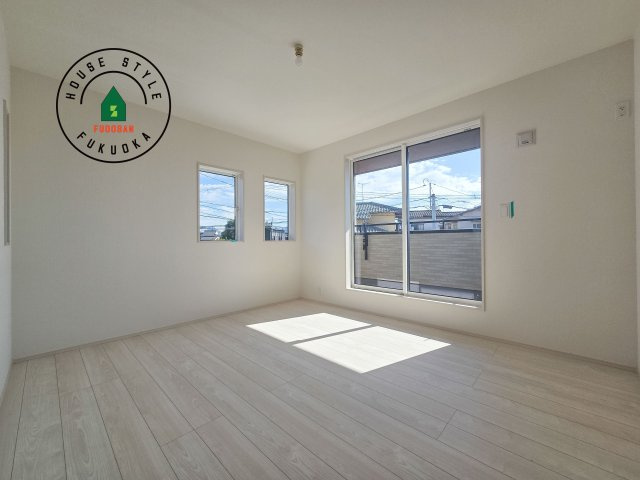 糟屋郡須恵町新原第1-2棟(2号棟)の寝室|主寝室には収納力に優れたクローゼットがありますので、お部屋もすっきり片付きます。