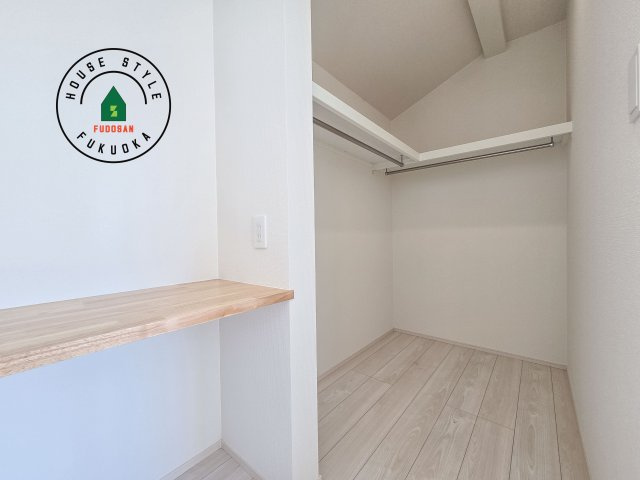 糟屋郡須恵町新原第1-2棟(2号棟)の収納|洋服や大きな荷物が多い方や人数の多いご家族などは、一般的なクローゼットよりもウォークインクローゼットのほうが使い勝手が良いです。