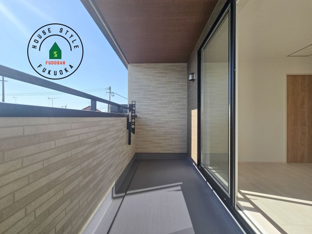 糟屋郡須恵町新原第1-2棟(2号棟)のバルコニー|風をしっかりと感じられるバルコニーでは、毎日が洗濯日和です。広々としているので洗濯も楽しくなるでしょうし、気分転換にバルコニーからの眺めを楽しむのもいいでしょう。