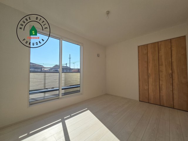 糟屋郡須恵町新原第1-2棟(2号棟)の洋室|採光良好な洋室は全居室、複層ガラスの遮熱効果と断熱効果で、一年中快適に過ごせます。