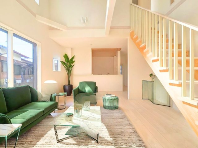 糟屋郡須恵町新原第1-2棟(2号棟)の居間・リビング|明るく開放的なリビングダイニングは豊かな陽光が注ぎ込み、やすらぎの空間を演出してくれます。ご家族で楽しいひとときをお過ごし下さい。※家具はCGを合成したものです。