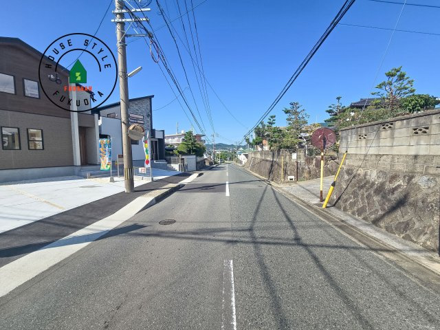糟屋郡須恵町新原第1-2棟(2号棟)の前面道路含む現地写真|前面道路は閑静な住宅地をはしる車通りの少ない道路。お車の出し入れが苦手なママや小さなお子様にも安心ですね。しっかり舗装もされているので、ベビーカーや自転車で通っても快適に通行できます。前面道路です。