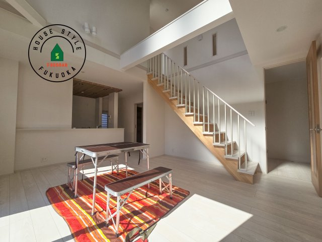 糟屋郡須恵町新原第1-2棟(2号棟)の居間・リビング|キッチンからリビングをしっかり確認できます。家族の笑顔があふれる空間になりそうですね。