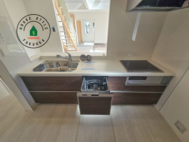 糟屋郡須恵町新原第1-2棟(2号棟)のキッチン|ご家族を近くに感じられる対面キッチンのLDK。会話もはずみそうですね。