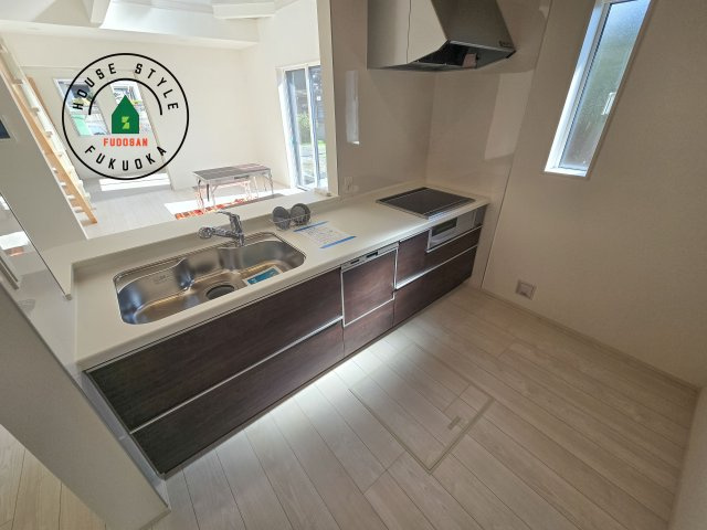 糟屋郡須恵町新原第1-2棟(2号棟)のキッチン|ダイニングテーブルへの配膳がラクラク、お料理はかどるカウンター付きシステムキッチン！