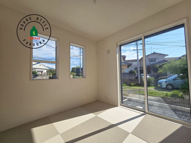 糟屋郡須恵町新原第1-2棟(2号棟)の和室|和室を上手に活用すると暮らし方の幅が広がります。例えば普段は開け放して、子供の小さいうちはお昼寝や遊びのスペースに。畳はソフトなので転んでもケガをしにくく安心です