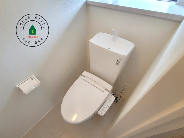 福岡市南区大平寺1丁目第10-2棟(2号棟)の内観：施工例|温水洗浄便座を完備しております。2ヶ所にトイレがあるのは朝の慌ただしい時間も安心です。