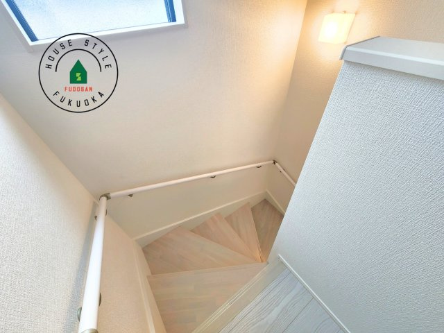 福岡市南区大平寺1丁目第10-2棟(2号棟)の内観：施工例|階段からも明るい光が入ります。採光や通風も階段の重要な役割です。