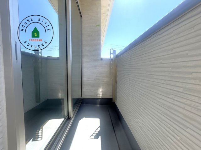 福岡市南区大平寺1丁目第10-2棟(2号棟)の外観：施工例|風をしっかりと感じられるバルコニーでは、毎日が洗濯日和です。広々としているので洗濯も楽しくなるでしょうし、気分転換にバルコニーからの眺めを楽しむのもいいでしょう。