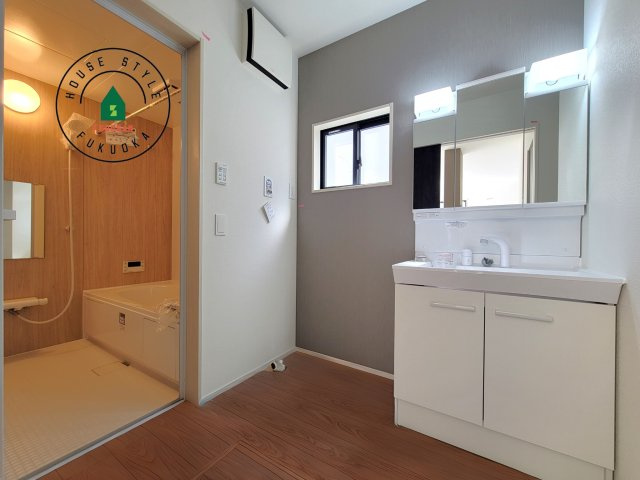 福岡市南区大平寺1丁目第10-2棟(1号棟)の内観：施工例|ゆとりの洗面スペースで朝の身支度もスムーズに。暮らしを快適に変えるシャワー付洗面台です！