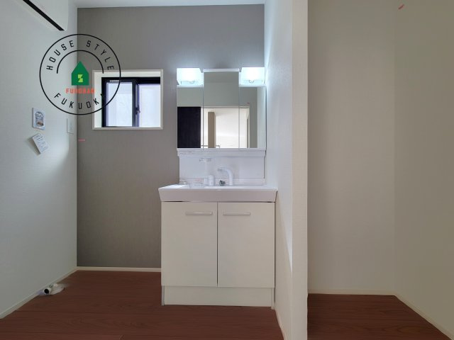 福岡市南区大平寺1丁目第10-2棟(1号棟)の内観：施工例|毎日使うものだから清潔な空間を保ちたい水回り。洗面にはそんな願いを解消させてくれる収納アイデアが満載です。三面鏡の裏側にはキャビネットが現れ小物から背の高い物まで収納できます。