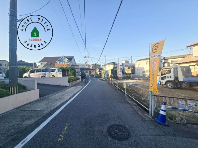 福岡市南区大平寺1丁目第10-2棟(1号棟)の前面道路含む現地写真|前面道路は閑静な住宅地をはしる車通りの少ない道路。お車の出し入れが苦手なママや小さなお子様にも安心ですね。しっかり舗装もされているので、ベビーカーや自転車で通っても快適に通行できます。