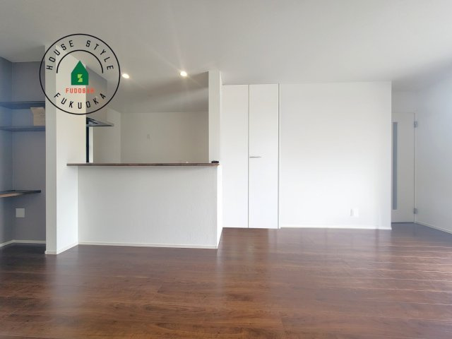 福岡市南区大平寺1丁目第10-2棟(1号棟)の内観：施工例|ご家族を近くに感じられる対面キッチンのLDK。会話もはずみそうですね。