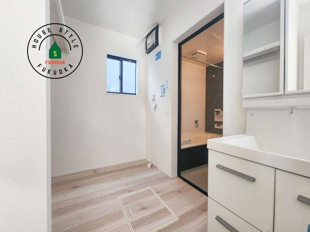 福岡市東区美和台7丁目第3-2棟(2号棟)の内観：施工例|ゆとりの洗面スペースで朝の身支度もスムーズに。暮らしを快適に変えるシャワー付洗面台です！
