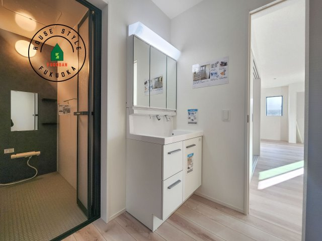 福岡市東区美和台7丁目第3-2棟(2号棟)の内観：施工例|毎日使うものだから清潔な空間を保ちたい水回り。洗面にはそんな願いを解消させてくれる収納アイデアが満載です。三面鏡の裏側にはキャビネットが現れ小物から背の高い物まで収納できます。