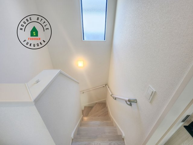 福岡市東区美和台7丁目第3-2棟(2号棟)の内観：施工例|階段からも明るい光が入ります。採光や通風も階段の重要な役割です。
