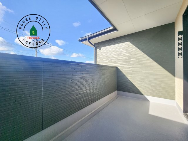 福岡市東区美和台7丁目第3-2棟(2号棟)の外観：施工例|風をしっかりと感じられるバルコニーでは、毎日が洗濯日和です。広々としているので洗濯も楽しくなるでしょうし、気分転換にバルコニーからの眺めを楽しむのもいいでしょう。