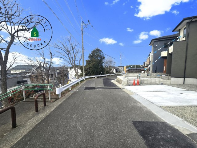 福岡市東区美和台7丁目第3-2棟(2号棟)の前面道路含む現地写真|前面道路は閑静な住宅地をはしる車通りの少ない道路。お車の出し入れが苦手なママや小さなお子様にも安心ですね。しっかり舗装もされているので、ベビーカーや自転車で通っても快適に通行できます。