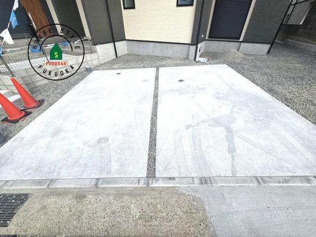 福岡市東区美和台7丁目第3-2棟(2号棟)の駐車場|広々した駐車場になります。3台並列駐車となります。