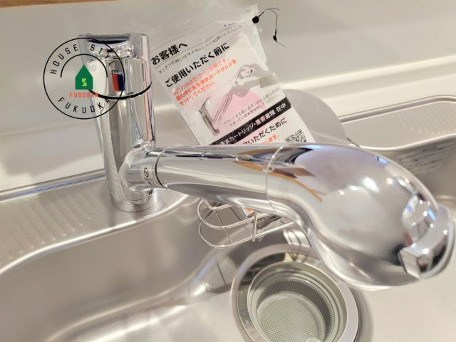 福岡市東区美和台7丁目第3-2棟(2号棟)の発電・温水設備|ヘッドはシャワーや浄水に切り替え可能でノズルが延びる可動式。料理が楽しくなりますね。