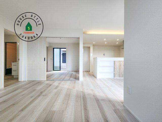 福岡市東区美和台7丁目第3-2棟(2号棟)の内観：施工例|ご家族を近くに感じられる対面キッチンのLDK。会話もはずみそうですね。