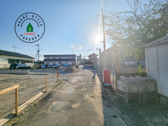 S・糟屋郡粕屋町大字仲原第2-2棟（2号棟）の前面道路含む現地写真|前面道路は閑静な住宅地をはしる車通りの少ない道路。お車の出し入れが苦手なママや小さなお子様にも安心ですね。しっかり舗装もされているので、ベビーカーや自転車で通っても快適に通行できます。