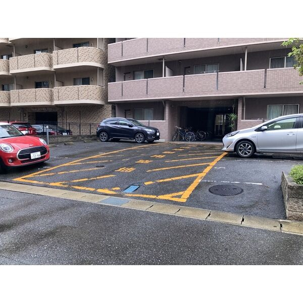 プリミエールJYOJYOの駐車場