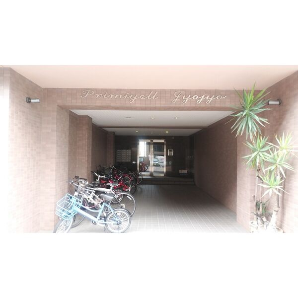 プリミエールJYOJYOのエントランス