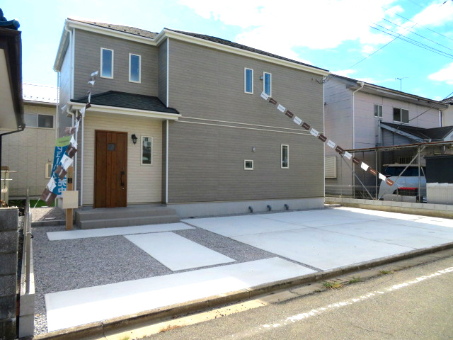 高崎市下佐野町４期（全１棟）1号棟の外観|隣地との距離も保ちながらも綺麗な街並みに溶け込みました！
駐車スペースやお庭も十分に確保しています！
