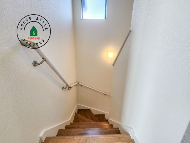 福岡市早良区次郎丸3丁目第2-2棟(1号棟)の内装|階段からも明るい光が入ります。採光や通風も階段の重要な役割です。