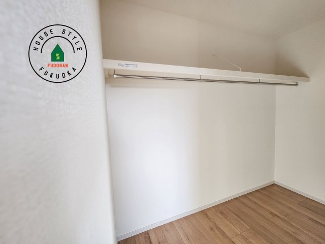 福岡市早良区次郎丸3丁目第2-2棟(1号棟)の収納|洋服や大きな荷物が多い方や人数の多いご家族などは、一般的なクローゼットよりもウォークインクローゼットのほうが使い勝手が良いです。
