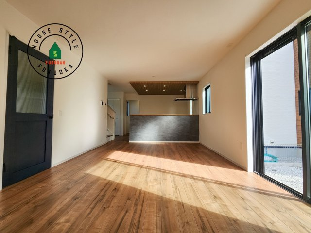 福岡市早良区次郎丸3丁目第2-2棟(1号棟)の居間・リビング|ご家族を近くに感じられる対面キッチンのLDK。会話もはずみそうですね。