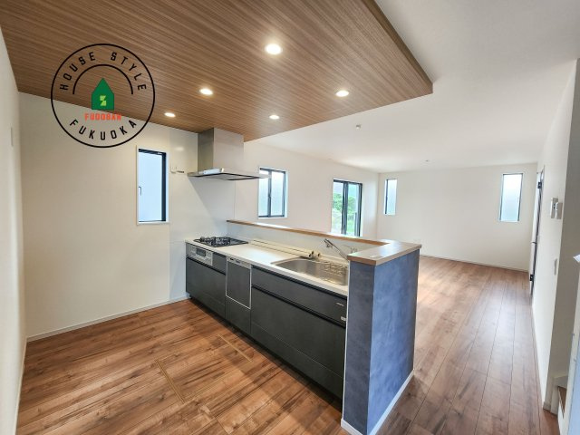 福岡市早良区次郎丸3丁目第2-2棟(1号棟)のキッチン|ダイニングテーブルへの配膳がラクラク、お料理はかどるカウンター付きシステムキッチン！