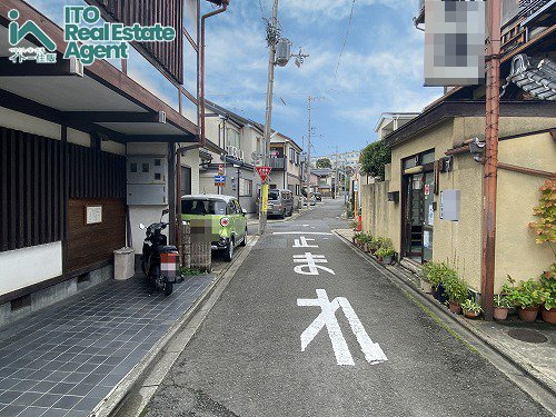 紫野東泉堂町　中古戸建の前面道路含む現地写真