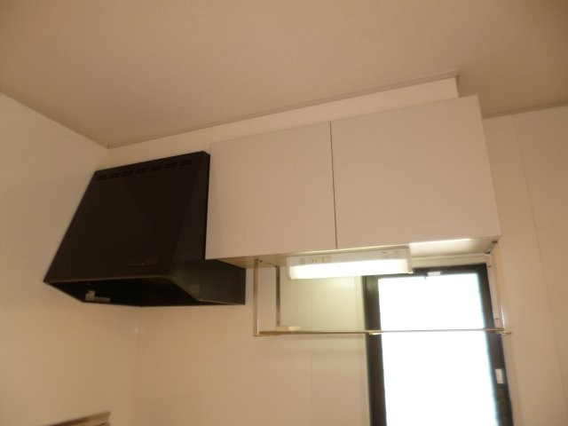 エステート西中Ａのキッチン|キッチン上収納