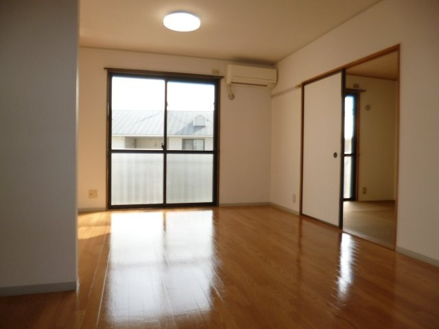 エステート西中Ａの居間・リビング