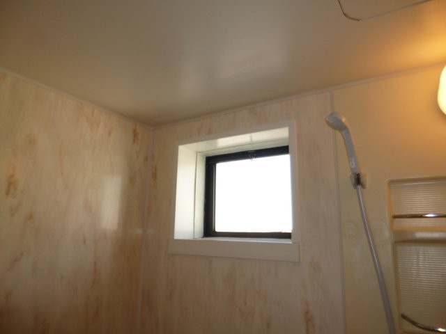 エステート西中Ａの浴室|浴室窓