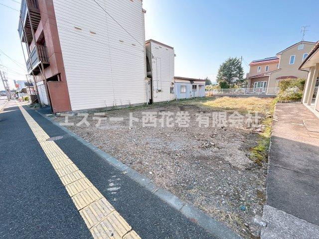 花巻市二枚橋町南一丁目　土地の前面道路含む現地写真