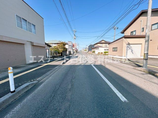 【商談中】花巻市二枚橋町南一丁目　土地の前面道路含む現地写真