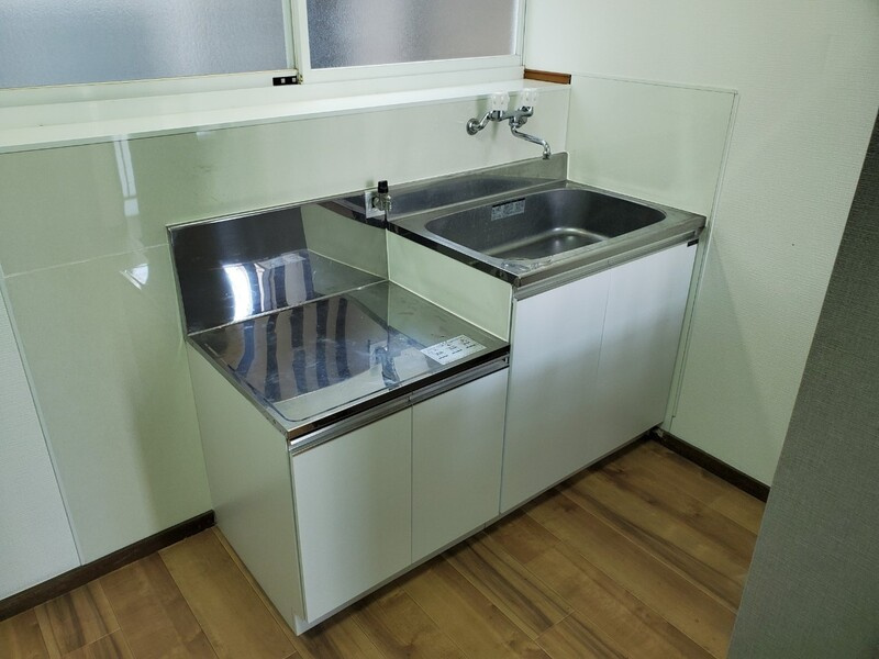 ホワイトハウスのキッチン|コンパクトなキッチンで掃除もラクラク