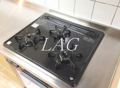 【設備】 | エルムコート | 三口ガスコンロです。