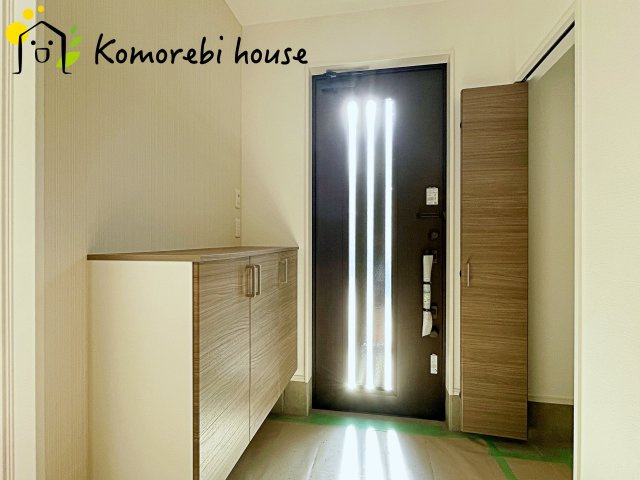 大宮指扇Norths side　新築一戸建て　グリーンガーデン　Eの玄関|明るい玄関です