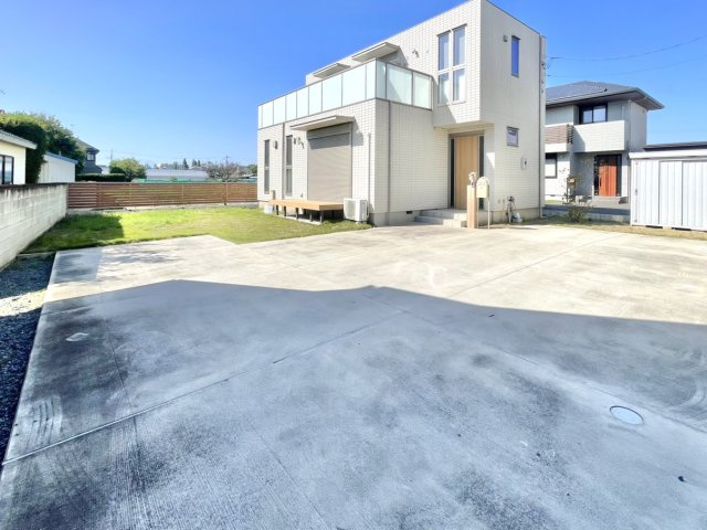 【中古戸建】前橋市横手町の外観|■駐車場｜広々とした駐車場は6台もの車が駐車できます☆運転が苦手な方でも安心ですね！