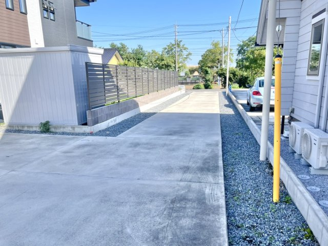 【中古戸建】前橋市横手町の外観|■駐車場｜お子様が小さなうちは、お外で遊ばせるのにも十分な広さです。