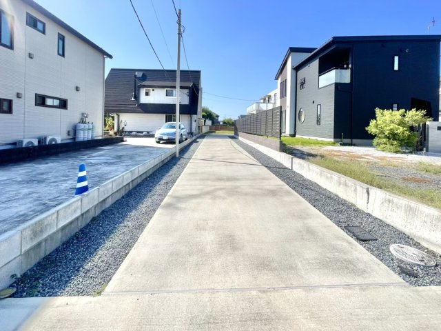 【中古戸建】前橋市横手町の前面道路含む現地写真|■駐車場｜家族のイベントにも大活躍の念願のお庭付き！！管理の楽なちょうどよいサイズ感、LDKからお庭で遊ぶお子様の様子が確認できる安心の間取り設計です♪